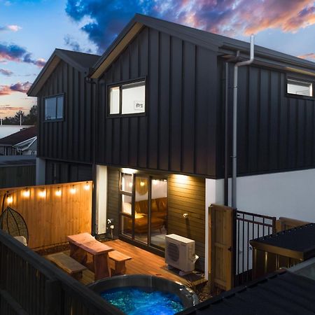 Cozy Retreat With Hot Tub Daire Christchurch Dış mekan fotoğraf