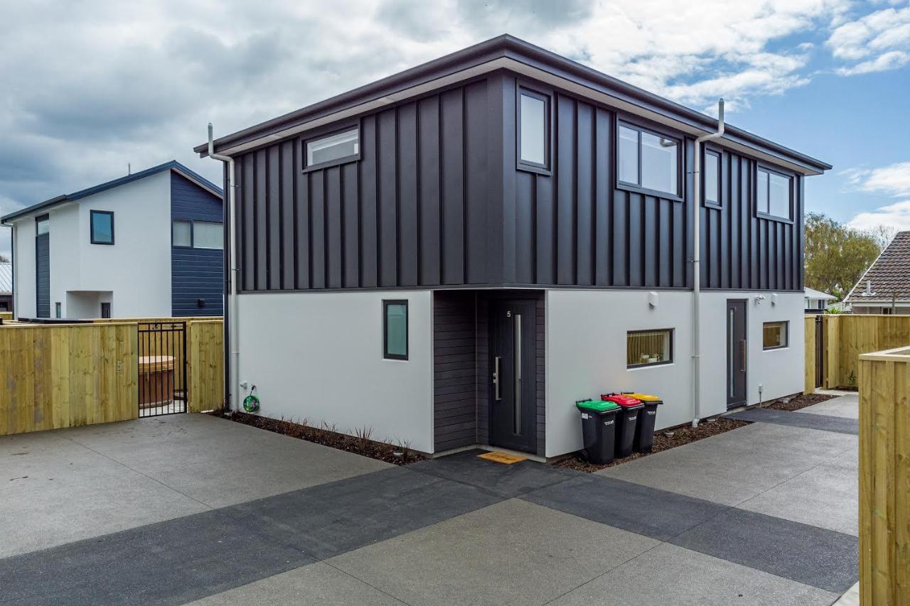 Cozy Retreat With Hot Tub Daire Christchurch Dış mekan fotoğraf