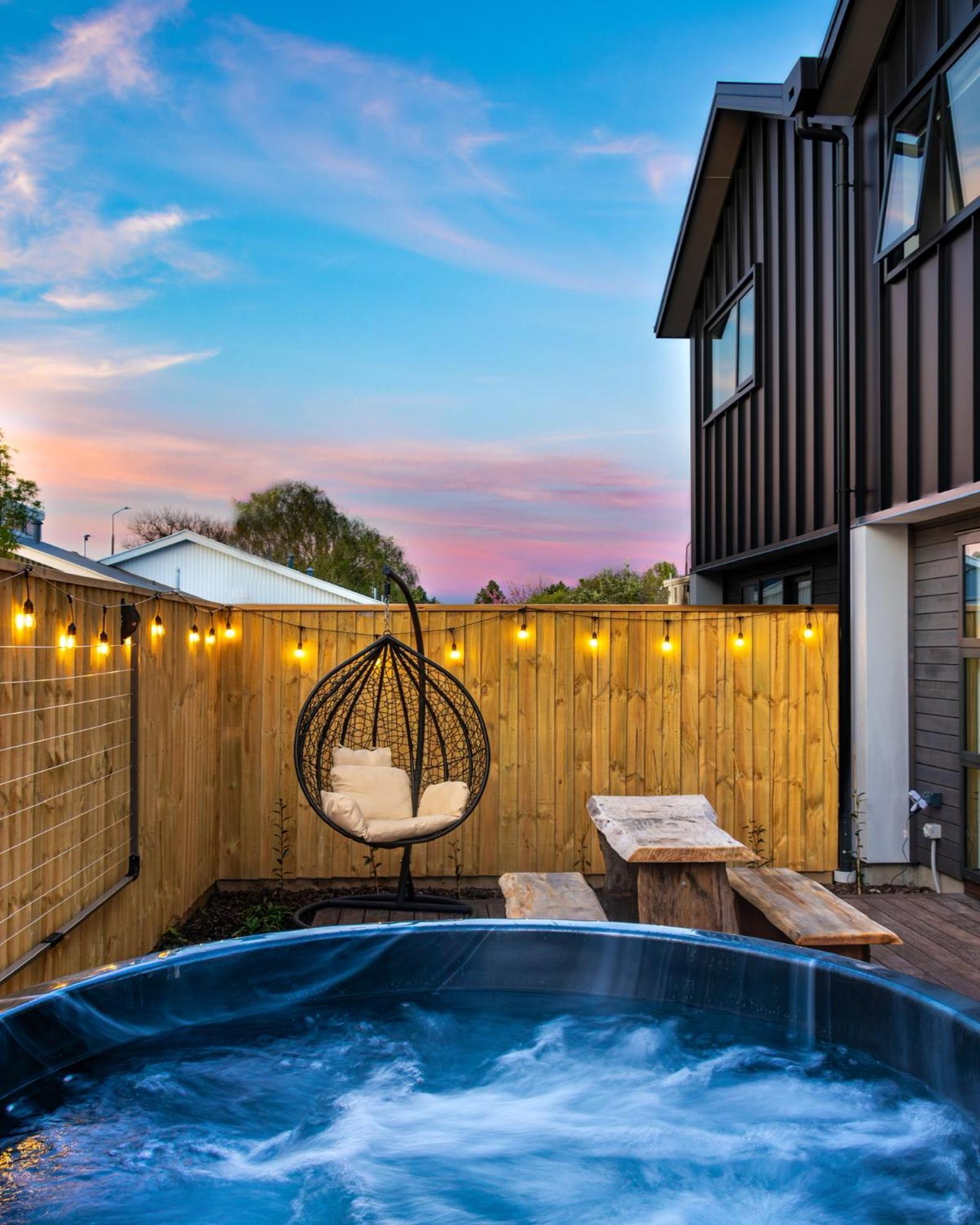Cozy Retreat With Hot Tub Daire Christchurch Dış mekan fotoğraf